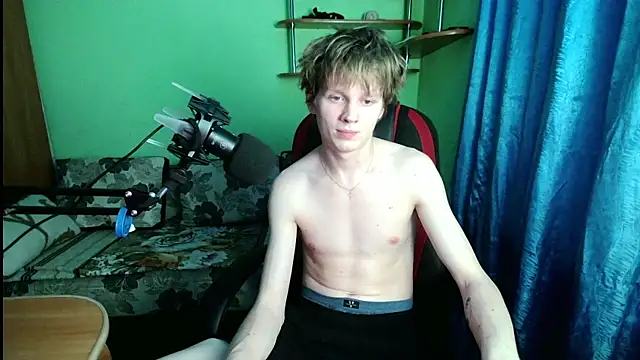 Snapshot of fameboyboo chatting on December 4, 6:27 pm fameboyboo online show from December 4, 6:27 pm