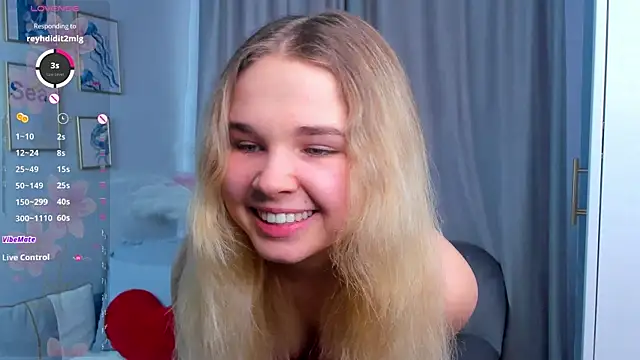 Snapshot of OdetteHarwick chatting on October 24, 7:38 am OdetteHarwick online show from October 24, 7:38 am