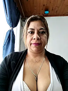 Snapshot of Laura-Hernandez chatting on October 17, 3:03 pm Laura-Hernandez online show from October 17, 3:03 pm