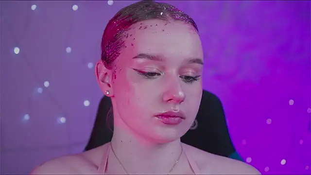 Snapshot of AdeleLoomis chatting on December 7, 11:45 pm AdeleLoomis online show from December 7, 11:45 pm