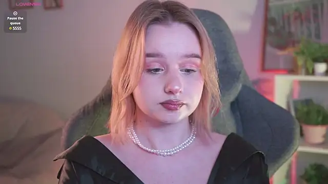 Snapshot of AdeleLoomis chatting on December 17, 12:01 am AdeleLoomis online show from December 17, 12:01 am