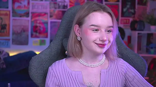 Snapshot of AdeleLoomis chatting on December 18, 5:21 pm AdeleLoomis online show from December 18, 5:21 pm