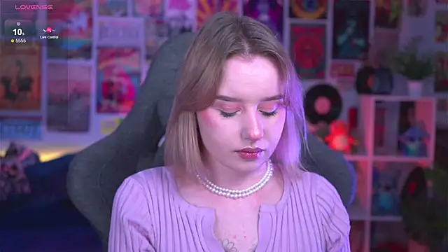 Snapshot of AdeleLoomis chatting on December 18, 8:25 pm AdeleLoomis online show from December 18, 8:25 pm