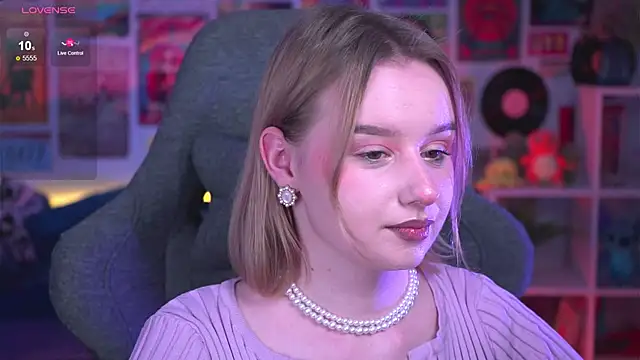 Snapshot of AdeleLoomis chatting on December 18, 11:30 pm AdeleLoomis online show from December 18, 11:30 pm