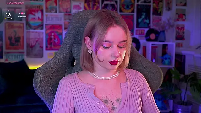 Snapshot of AdeleLoomis chatting on December 20, 5:29 pm AdeleLoomis online show from December 20, 5:29 pm