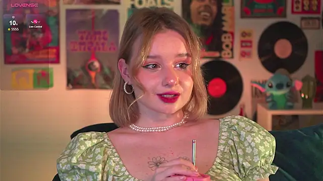 Snapshot of AdeleLoomis chatting on December 29, 3:22 am AdeleLoomis online show from December 29, 3:22 am