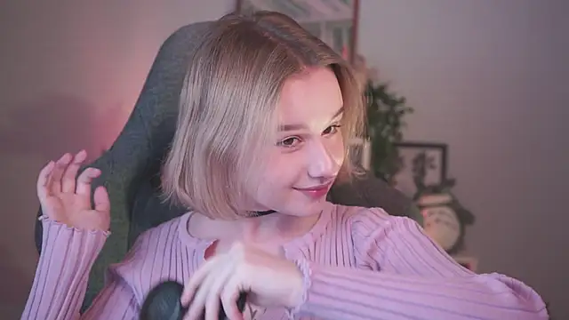 Snapshot of AdeleLoomis chatting on January 8, 8:39 pm AdeleLoomis online show from January 8, 8:39 pm