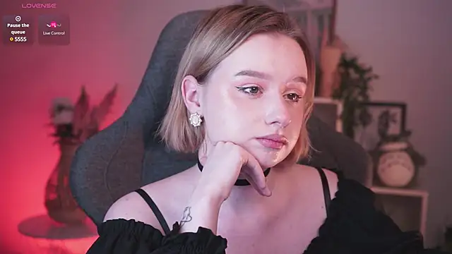 Snapshot of AdeleLoomis chatting on January 10, 12:49 am AdeleLoomis online show from January 10, 12:49 am