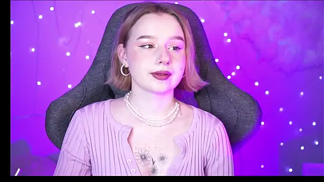 Snapshot of AdeleLoomis chatting on January 11, 8:21 pm AdeleLoomis online show from January 11, 8:21 pm