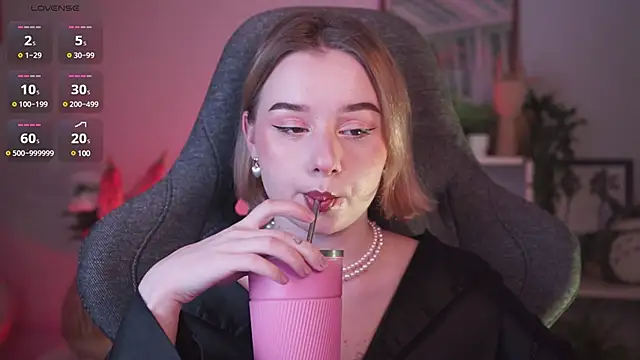 Snapshot of AdeleLoomis chatting on January 12, 11:15 pm AdeleLoomis online show from January 12, 11:15 pm