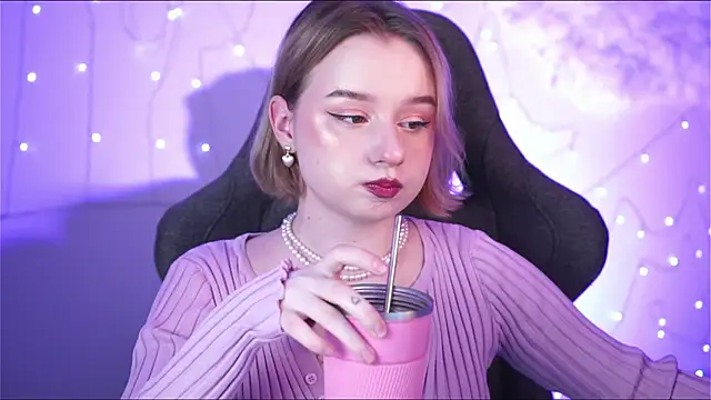 Snapshot of AdeleLoomis chatting on January 13, 8:26 pm AdeleLoomis online show from January 13, 8:26 pm