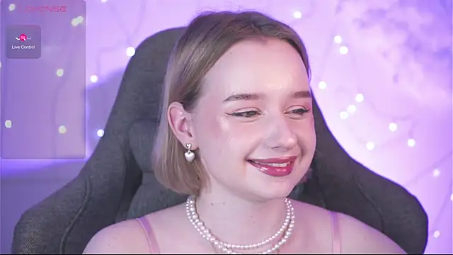 Snapshot of AdeleLoomis chatting on January 13, 11:27 pm AdeleLoomis online show from January 13, 11:27 pm