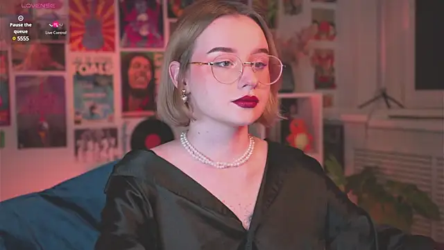 Snapshot of AdeleLoomis chatting on January 19, 10:17 pm AdeleLoomis online show from January 19, 10:17 pm