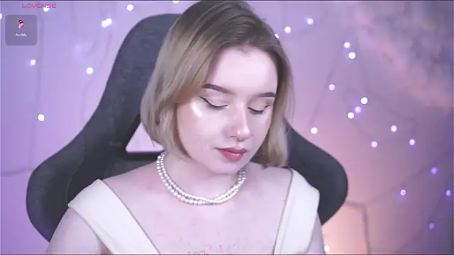 Snapshot of AdeleLoomis chatting on February 8, 8:21 pm AdeleLoomis online show from February 8, 8:21 pm