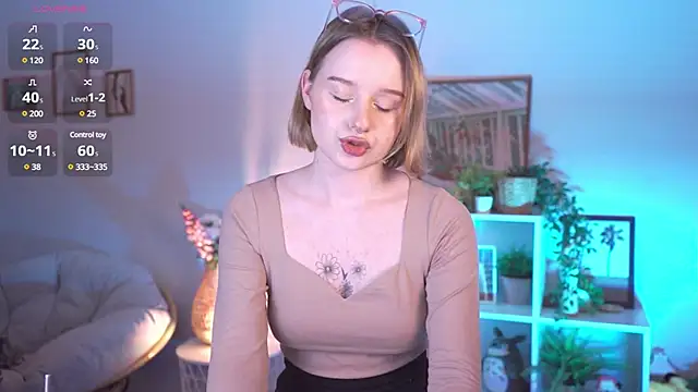 Snapshot of AdeleLoomis chatting on February 11, 11:44 pm AdeleLoomis online show from February 11, 11:44 pm