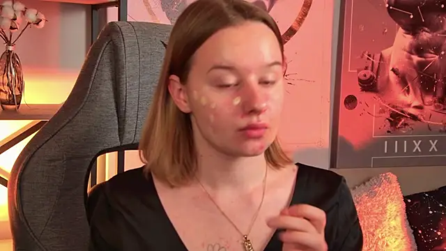 Snapshot of AdeleLoomis chatting on October 25, 2:19 am AdeleLoomis online show from October 25, 2:19 am