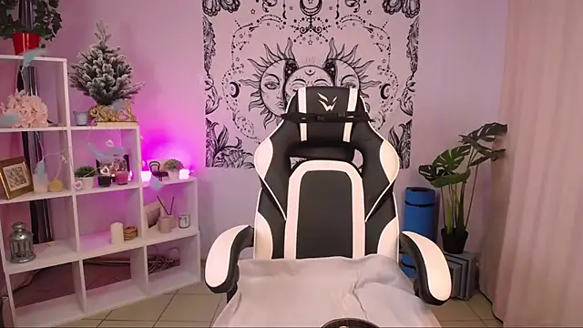 Snapshot of MelissaLovvv chatting on February 4, 4:05 am MelissaLovvv online show from February 4, 4:05 am