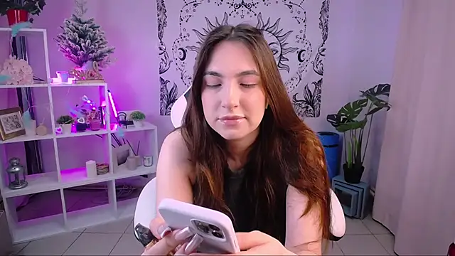 Snapshot of MelissaLovvv chatting on February 6, 1:27 am MelissaLovvv online show from February 6, 1:27 am