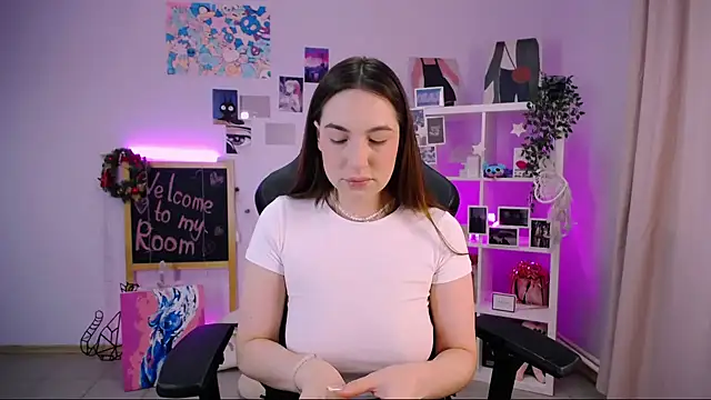 Snapshot of MelissaLovvv chatting on February 9, 5:29 am MelissaLovvv online show from February 9, 5:29 am