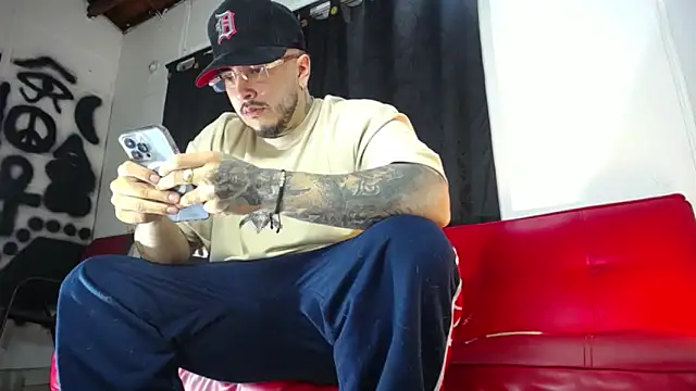 Snapshot of Dexter-T chatting on January 2, 7:12 am Dexter-T online show from January 2, 7:12 am