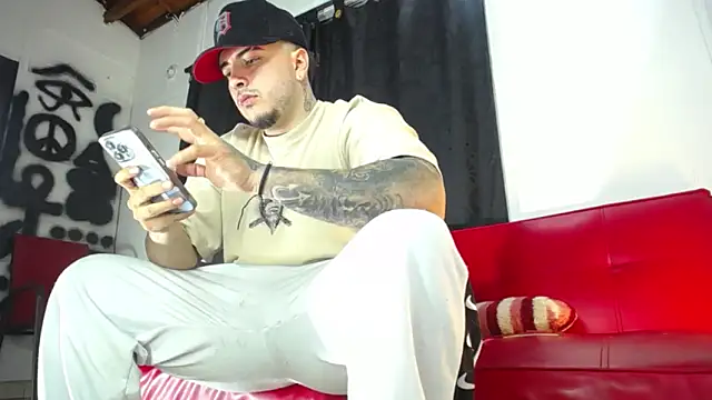 Snapshot of Dexter-T chatting on January 14, 4:36 am Dexter-T online show from January 14, 4:36 am