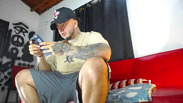 Snapshot of Dexter-T chatting on February 11, 4:33 am Dexter-T online show from February 11, 4:33 am