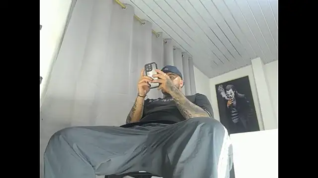 Snapshot of Dexter-T chatting on November 23, 4:23 am Dexter-T online show from November 23, 4:23 am