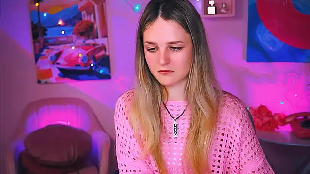 Snapshot of DeboraLarson chatting on December 13, 3:49 am DeboraLarson online show from December 13, 3:49 am