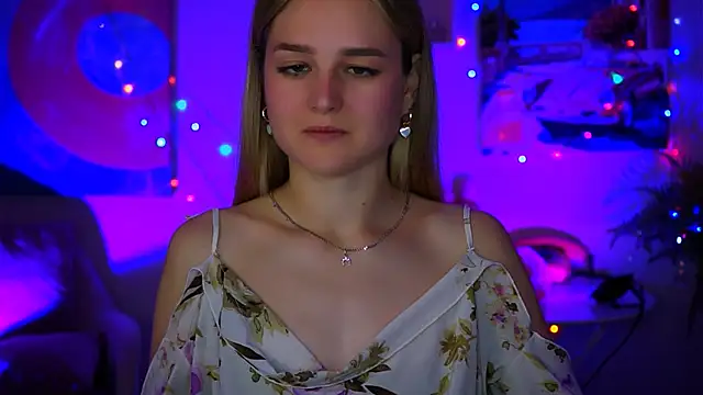 Snapshot of DeboraLarson chatting on October 11, 5:28 am DeboraLarson online show from October 11, 5:28 am