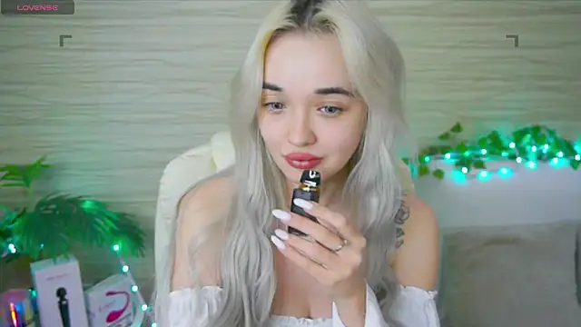 Snapshot of Ashley_S chatting on February 28, 2:09 am Ashley S online show from February 28, 2:09 am