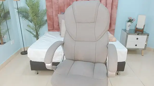 Snapshot of sussy_leon chatting on November 20, 3:50 am sussy leon online show from November 20, 3:50 am