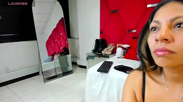 AmiraDulcee online show from October 27, 2:32 pm