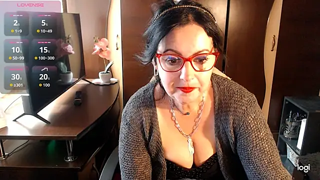 Snapshot of exymilf_ chatting on October 15, 11:21 am exymilf online show from October 15, 11:21 am
