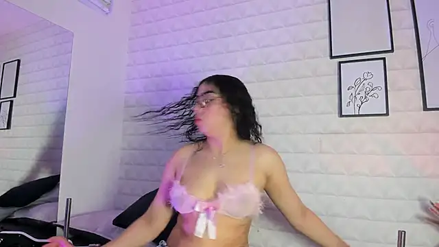 Snapshot of Lizzie-Evans chatting on April 23, 12:04 pm Lizzie-Evans online show from April 23, 12:04 pm