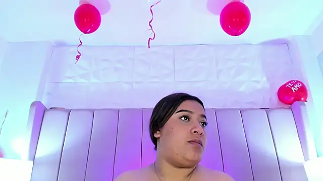 Snapshot of MollyBigBoobs12 chatting on February 25, 2:25 am MollyBigBoobs12 online show from February 25, 2:25 am