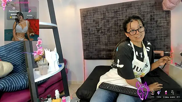 Snapshot of sharoncute1 chatting on November 12, 9:47 pm sharoncute1 online show from November 12, 9:47 pm