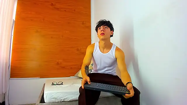 Snapshot of EVAN_XOX chatting on December 3, 9:45 pm EVAN XOX online show from December 3, 9:45 pm