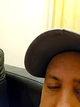 HeteroHotGuy1 online show from December 15, 3:24 am