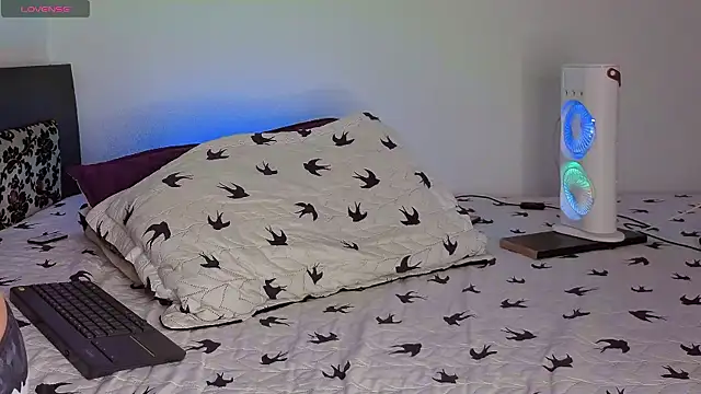 Snapshot of KALE_19 chatting on November 5, 1:49 am KALE 19 online show from November 5, 1:49 am