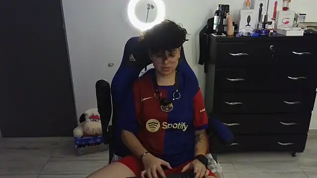 thomascooper7 online show from February 28, 10:50 pm