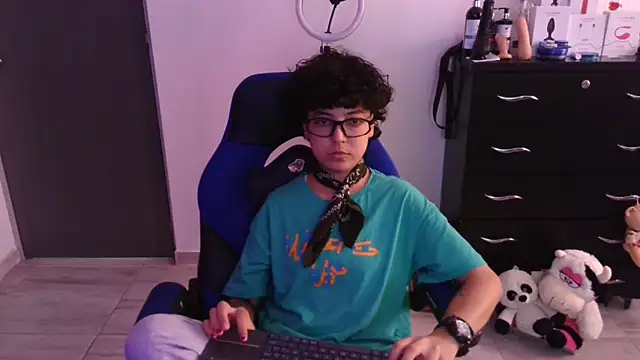 thomascooper7 online show from February 6, 6:33 pm