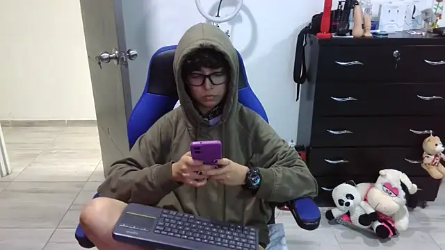 thomascooper7 online show from March 25, 7:20 pm