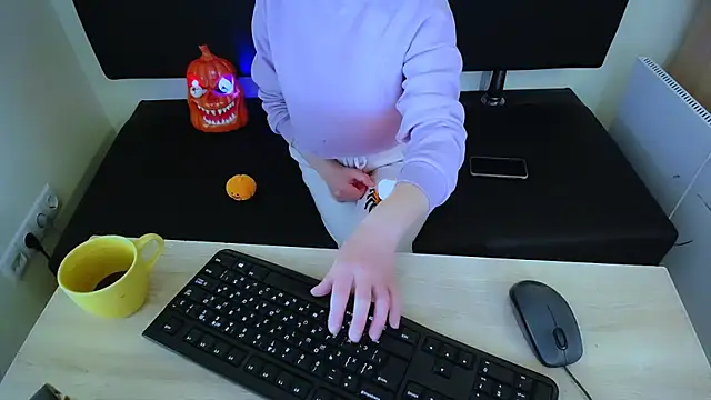 Snapshot of LaimaV_ chatting on October 31, 10:05 am LaimaV online show from October 31, 10:05 am