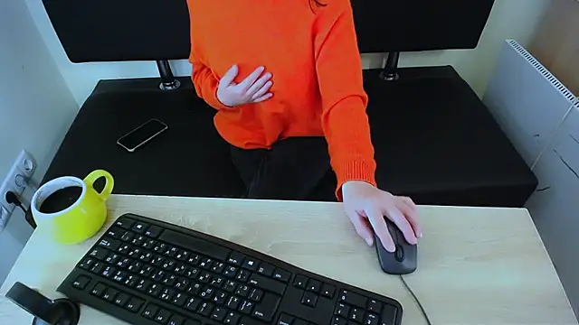 Snapshot of LaimaV_ chatting on November 1, 7:43 am LaimaV online show from November 1, 7:43 am