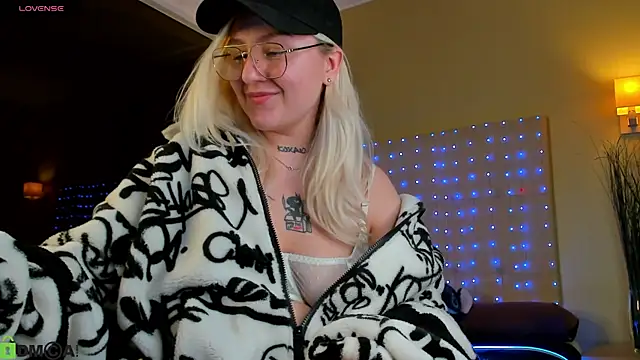 Snapshot of Debbie_Taylor chatting on April 18, 7:07 pm Debbie Taylor online show from April 18, 7:07 pm