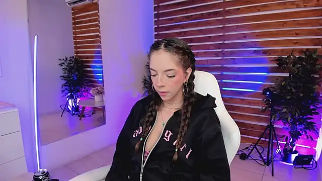 Sapphire Venuss online show from April 15, 1:01 am