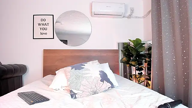 amber maxwell online show from February 6, 8:50 am