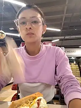 Snapshot of thedianakaro chatting on December 6, 12:45 am thedianakaro online show from December 6, 12:45 am