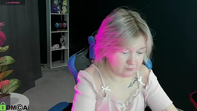 Snapshot of Sara_Robinson chatting on June 12, 3:05 am Sara Robinson online show from June 12, 3:05 am