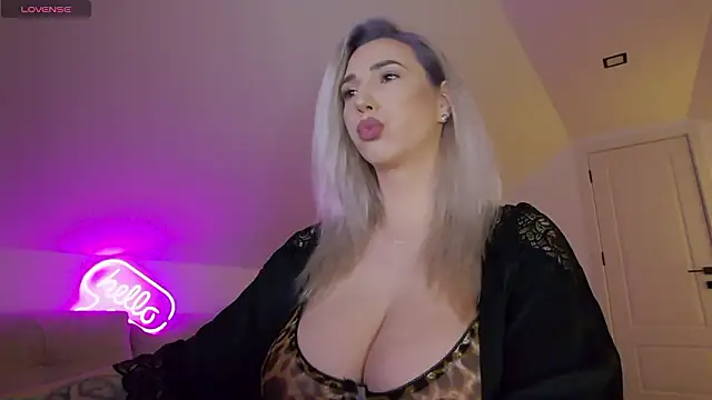 KhloeK online show from February 16, 10:11 am